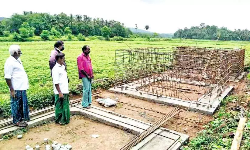 വഴിമുടക്കി റെയിൽവേ പ്രവൃത്തി; വലഞ്ഞ് കർഷകർ വഴിമുടക്കി റെയിൽവേ പ്രവൃത്തി; വലഞ്ഞ് കർഷകർ