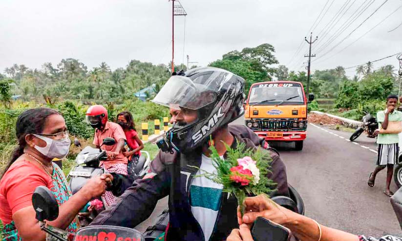 സാഹസിക യാത്രക്ക് ശേഷം തിരിച്ചെത്തിയ അമ്മക്കും മകനും സ്വീകരണം സാഹസിക യാത്രക്ക് ശേഷം തിരിച്ചെത്തിയ അമ്മക്കും മകനും സ്വീകരണം