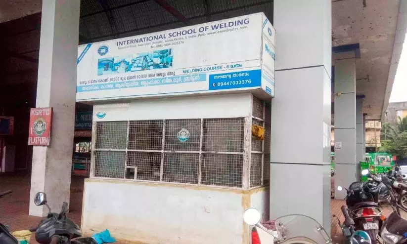 ആലുവ സ്വകാര്യ ബസ് സ്റ്റാൻഡിലെ കെ.എസ്.ആർ.ടി.സി കൗണ്ടർ പ്രവർത്തിക്കുന്നില്ല