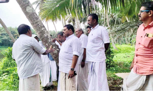 കാരുണ്യ വീടുകളുടെ സുരക്ഷഭിത്തി നിർമാണം നഗരസഭ തടഞ്ഞു