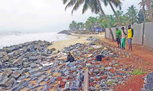 കടൽഭിത്തി നിർമാണം എങ്ങുമെത്തിയില്ല