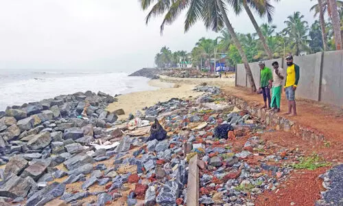 കടൽഭിത്തി നിർമാണം എങ്ങുമെത്തിയില്ല