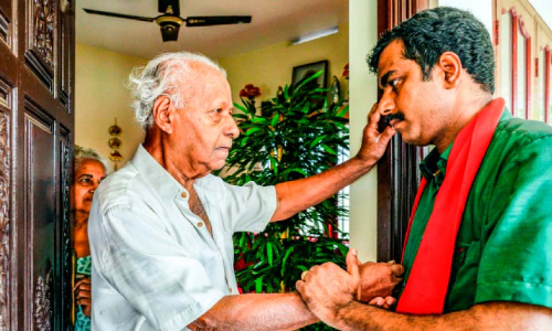 പ്രചാരണത്തിനിടയിലും ആതുരശുശ്രൂഷ; രോഗികൾക്ക് മരുന്ന് കുറിച്ചുകൊടുത്ത് ഡോ. ജോ ജോസഫ്