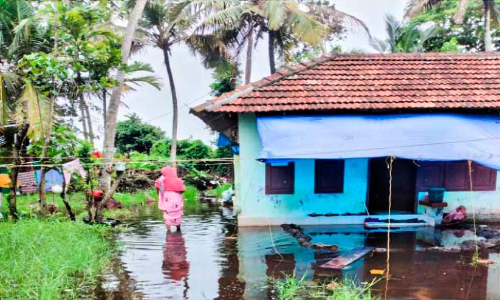 പുതുവൈപ്പ് പ്രദേശത്ത് വീടുകള്‍ വെള്ളക്കെട്ടില്‍;  വീട്ടില്‍നിന്ന് പുറത്തിറങ്ങാന്‍ കഴിയാത്ത അവസ്ഥ