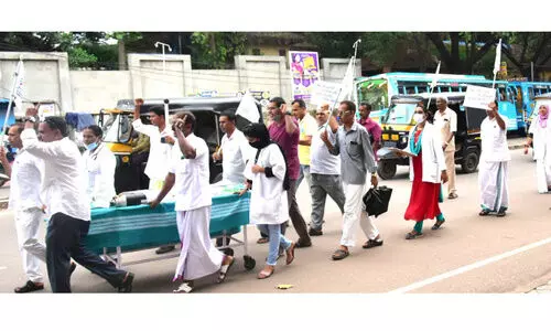 എയിംസ്: പ്രതീകാത്മക ആശുപത്രിയുമായി സമരസമിതി എയിംസ്: പ്രതീകാത്മക ആശുപത്രിയുമായി സമരസമിതി