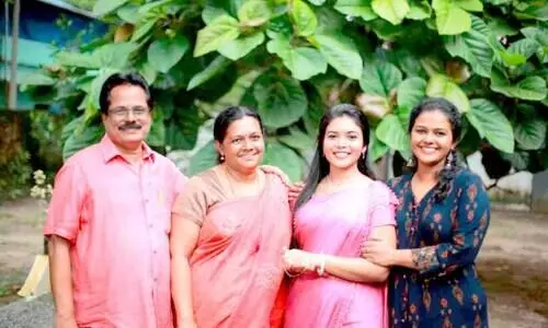 പെൺമക്കൾ അഭിഭാഷകരാകുന്നതിന്‍റെ അഭിമാനത്തിൽ മാതാപിതാക്കൾ