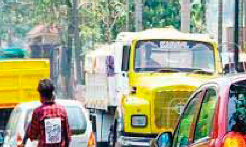 പാതകളിൽ ടിപ്പറുകളുടെ മരണപ്പാച്ചിൽ  നിയമലംഘനം കണ്ടില്ലെന്ന് നടിച്ച് അധികൃതർ