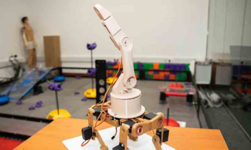 റോ​ബോ​ട്ടി​ക്​ ക​ണ്ടു​പി​ടു​ത്ത​വു​മാ​യി വി​ദ്യാ​ർ​ഥി​ക​ൾ