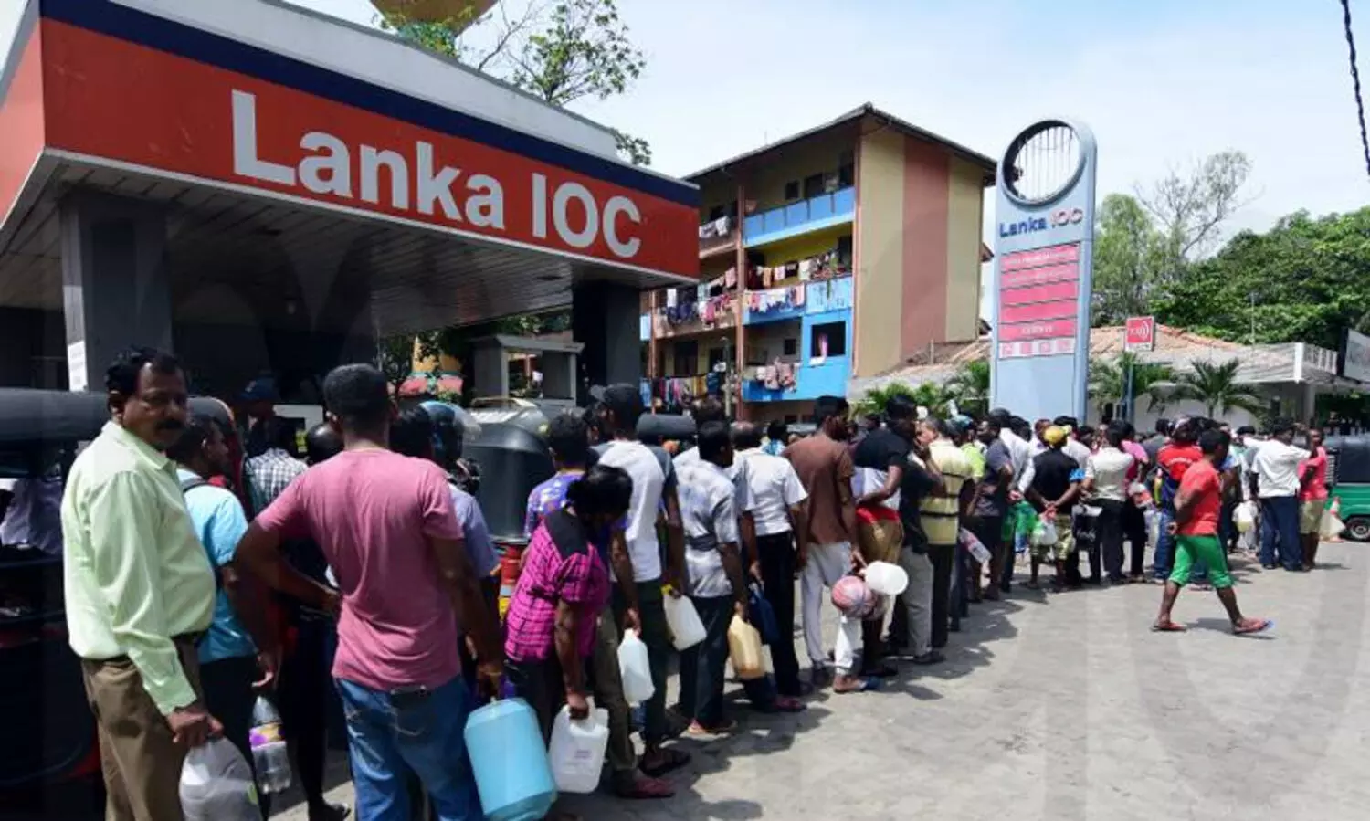 എണ്ണ വറ്റി ലങ്ക; പ്രതിസന്ധി അതിഗുരുതരമെന്ന് വിക്രമസിംഗെ