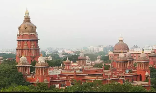 ജഡ്ജിയും അഭിഭാഷകരും മൂന്നിടങ്ങളിൽ, വാട്സ് ആപ്പിലൂടെ വാദംകേട്ട് മദ്രാസ് ഹൈകോടതി