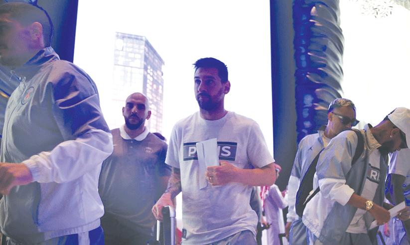 താരങ്ങളിറങ്ങി; ഫുട്​ബാൾ മണ്ണിൽ ആവേശക്കടലിരമ്പം