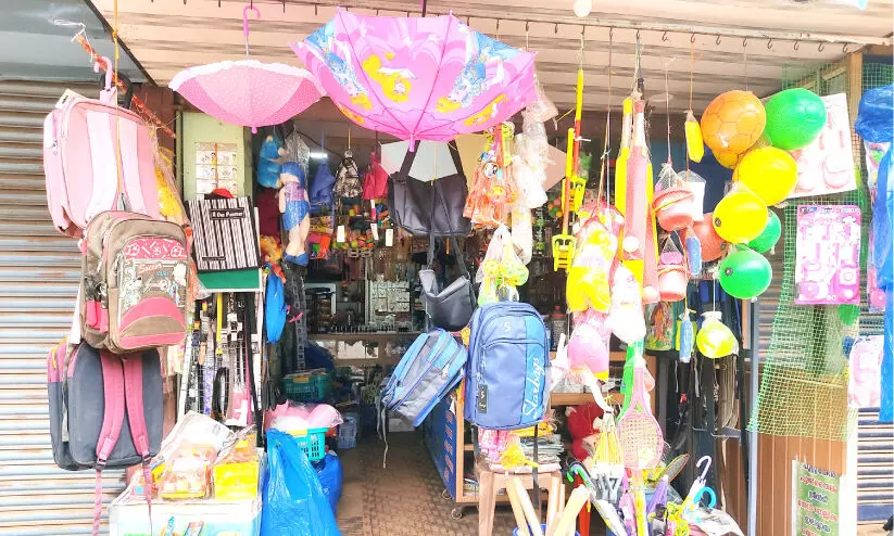 ബാഗിനും കുടയ്ക്കും 20 ശതമാനത്തിലധികം വില കൂടി, പഠനോപകരണങ്ങൾക്ക് വിലയേറുന്നു; രക്ഷിതാക്കളുടെ ആധിയും