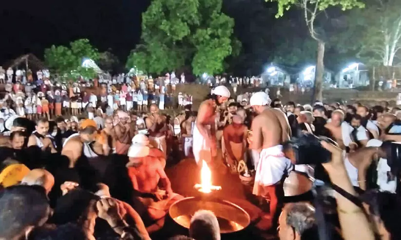 ചോതി വിളക്ക് തെളിഞ്ഞു; കൊട്ടിയൂർ വൈശാഖ മഹോത്സവത്തിന് തുടക്കം