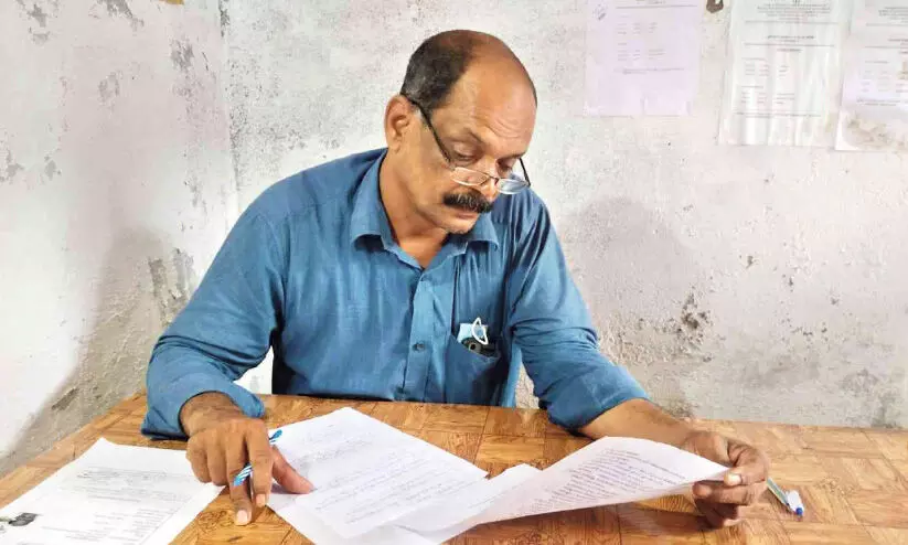 തു​ല്യ​ത പ​രീ​ക്ഷ:  ന​ഗ​ര​സ​ഭ കൗ​ൺ​സി​ല​ർ കെ. ​സു​രേ​ഷ്‌​കു​മാ​ർ പ​ഠ​ന​ത്തി​ര​ക്കി​ലാ​ണ്