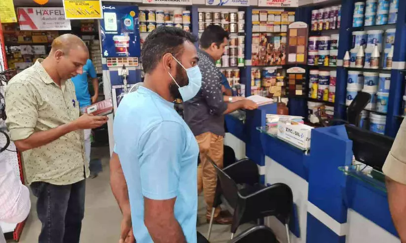 ഷാബാ ശെരീഫിന്റെ മൃതദേഹം മുറിക്കാനുള്ള കത്തിയും വാളും വാങ്ങിയത് നിലമ്പൂരിൽനിന്ന് ഷാബാ ശെരീഫിന്റെ മൃതദേഹം മുറിക്കാനുള്ള കത്തിയും വാളും വാങ്ങിയത് നിലമ്പൂരിൽനിന്ന്