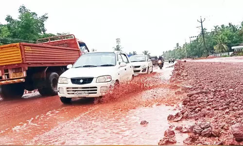 മഴ: ചളിയിലും വെള്ളക്കെട്ടിലും മുങ്ങി ദേശീയപാത;  പയ്യോളി-വടകര റൂട്ടിൽ യാത്രാദുരിതം