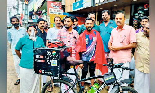 സൈ​ക്കി​ളി​ൽ ഇ​ന്ത്യ ചു​റ്റി ഷം​സീ​ദ് തി​രി​ച്ചെ​ത്തി