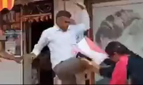 അഭിഭാഷകയെ നടുറോഡിലിട്ട് ചവിട്ടിക്കൂട്ടി യുവാവ്; ആരും സഹായത്തിനെത്തിയില്ല