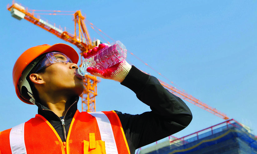 ചൂ​ടും കാ​റ്റും; തൊ​ഴി​ലാ​ളി​ക​ളു​ടെ സു​ര​ക്ഷ ഉ​റ​പ്പാ​ക്കാ​ൻ നി​ർ​ദേ​ശം