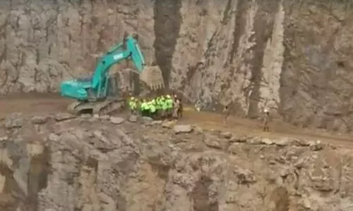 ക്വാറി അപകടം; രക്ഷപ്പെടുത്തിയ തൊഴിലാളി ആശുപത്രിയിലേക്ക് കൊണ്ടുപോകും വഴി മരിച്ചു