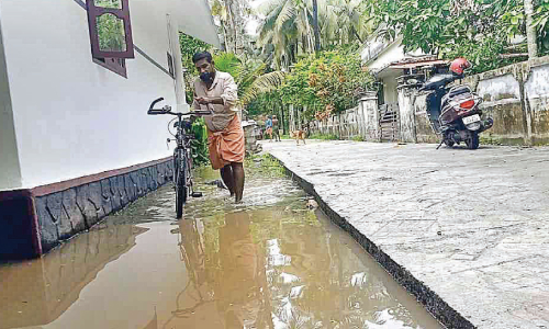 അശാസ്ത്രീയ കോൺക്രീറ്റ് റോഡ്; 15 വീട്ടുകാർ വെള്ളത്തിൽ