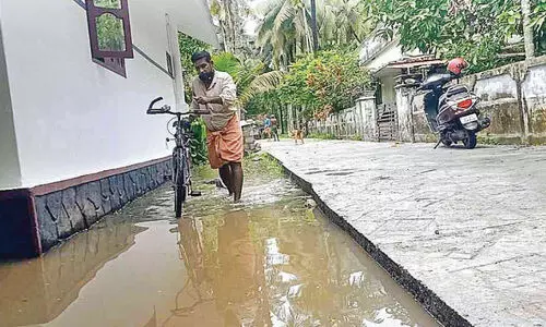 അശാസ്ത്രീയ കോൺക്രീറ്റ് റോഡ്; 15 വീട്ടുകാർ വെള്ളത്തിൽ
