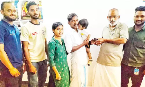 ആംബുലൻസ് ഫണ്ടിനായി ആക്രി ചോദിച്ചു; പൊന്നുകൊടുത്ത് ഞെട്ടിച്ച് ദമ്പതികൾ