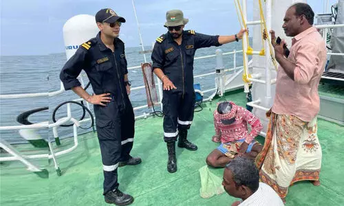 കടലിൽ കുടുങ്ങിയ മത്സ്യത്തൊഴിലാളികളെ രക്ഷപ്പെടുത്തി കടലിൽ കുടുങ്ങിയ മത്സ്യത്തൊഴിലാളികളെ രക്ഷപ്പെടുത്തി