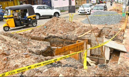 നഗര റോഡുകള്‍ കുത്തിപ്പൊളിച്ചു; യാത്ര ദുരിതം