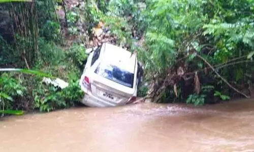 പിക്ക് അപ്പ് ലോറിയിടിച്ച് കാർ തോട്ടിലേക്ക് മറിഞ്ഞു