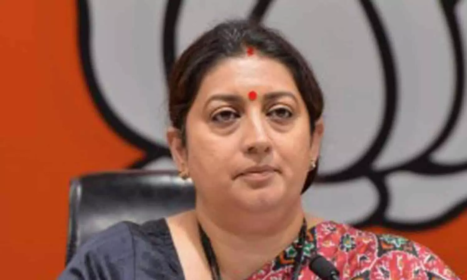 സ്മൃതി ഇറാനിക്ക് പാചകവാതക വിലവർധനവിനെതിരെ പരാതി നൽകാനെത്തിയ എൻ.സി.പി പ്രവർത്തകക്ക് ബി.ജെ.പിക്കാരുടെ മർദനം