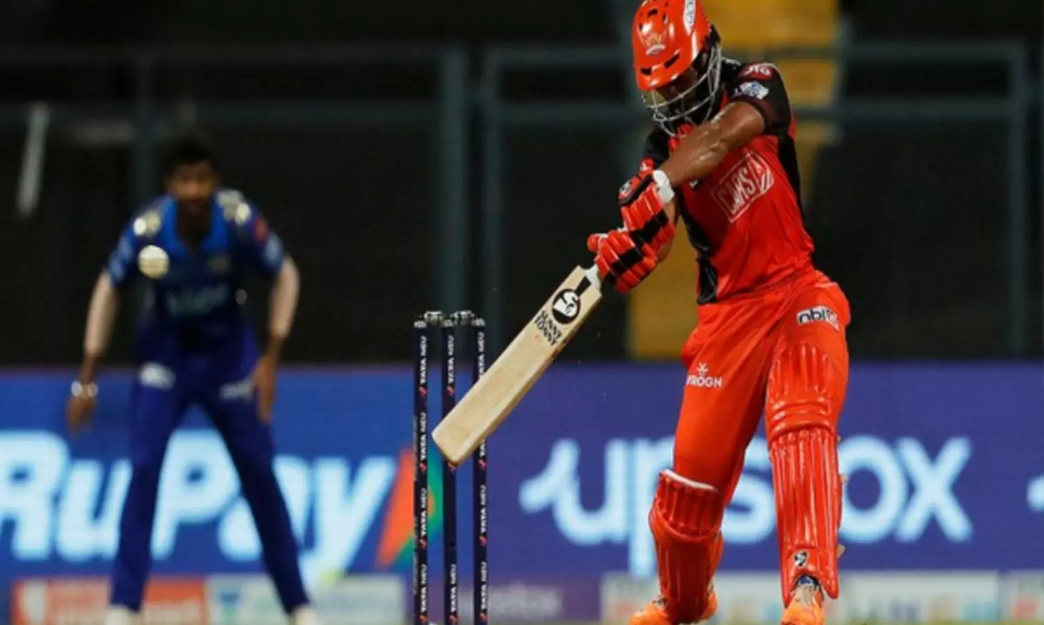 പത്തിലും തോറ്റ് പത്താമത് മുംബൈ; ഹൈദരാബാദ് വിജയം മൂന്ന് റൺസിന്