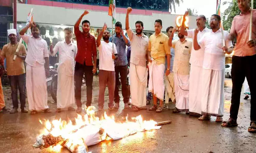കൂളിമാട് പാലത്തിലേക്ക് യൂത്ത് കോൺഗ്രസ് മാർച്ച് കൂളിമാട് പാലത്തിലേക്ക് യൂത്ത് കോൺഗ്രസ് മാർച്ച്