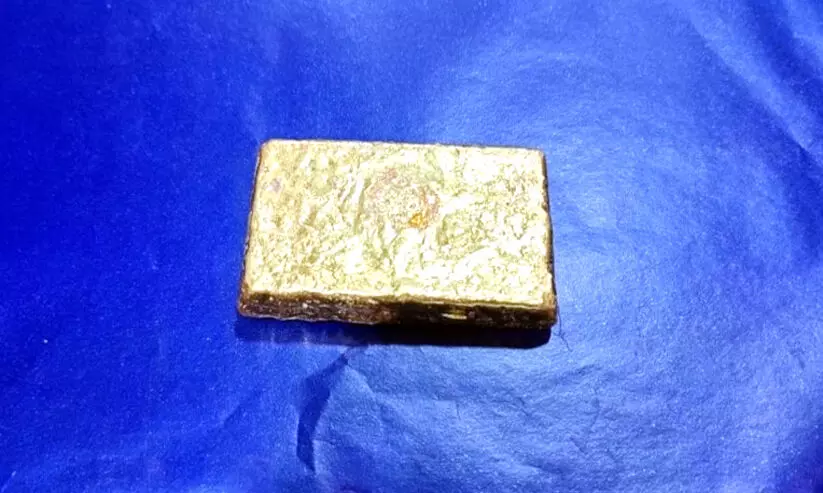 ഇ​ൻ​ഡി​ഗോ വി​മാ​ന​ത്തി​ന്‍റെ ശു​ചി​മു​റി​യി​ൽ 50 ല​ക്ഷ​ത്തി​ന്‍റെ സ്വ​ർ​ണം