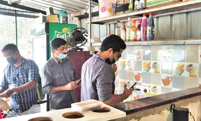 ഈച്ചയും പൂച്ചയും പാറ്റയും; പിലാത്തറയിലെ വിവാദ ഹോട്ടൽ ഭക്ഷ്യസുരക്ഷാവകുപ്പ് പൂട്ടിച്ചു ഈച്ചയും പൂച്ചയും പാറ്റയും; പിലാത്തറയിലെ വിവാദ ഹോട്ടൽ ഭക്ഷ്യസുരക്ഷാവകുപ്പ് പൂട്ടിച്ചു