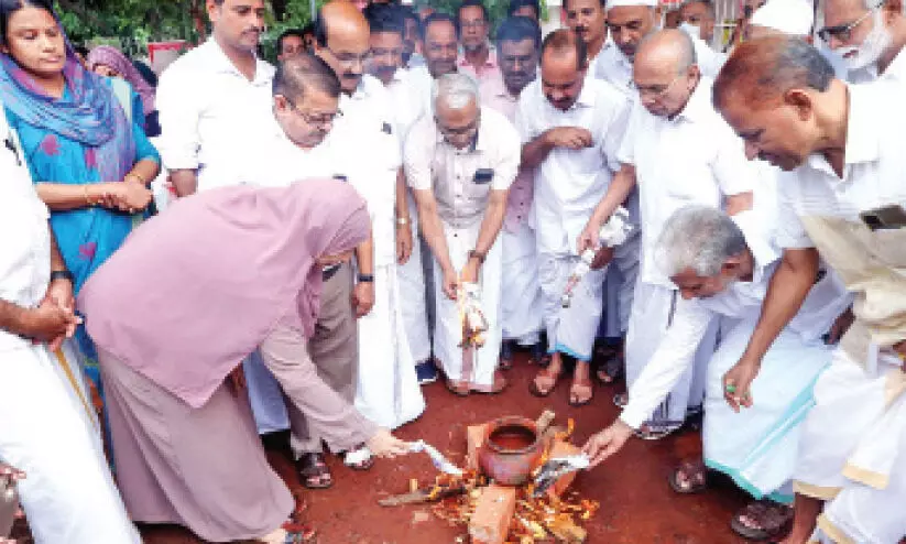 ജനപ്രതിനിധികളുടെ അടുപ്പുകൂട്ടൽ സമരം