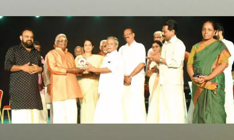 കൂടല്മാണിക്യം ഉത്സവം: മാണിക്യശ്രീ പുരസ്കാരം സമ്മാനിച്ചു കൂടല്മാണിക്യം ഉത്സവം: മാണിക്യശ്രീ പുരസ്കാരം സമ്മാനിച്ചു