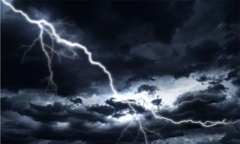 ഇടി മിന്നലോട് കൂടിയ മഴക്ക് സാധ്യത; ജാഗ്രതാ നിർദേശവുമായി ദുരന്ത നിവാരണ വകുപ്പ്