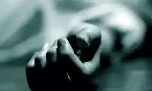 ഭാര്യ വൃത്തിയായി സാരി ധരിക്കുന്നില്ല; മഹാരാഷ്ട്രയിൽ യുവാവ് ജീവനൊടുക്കി ഭാര്യ വൃത്തിയായി സാരി ധരിക്കുന്നില്ല; മഹാരാഷ്ട്രയിൽ യുവാവ് ജീവനൊടുക്കി