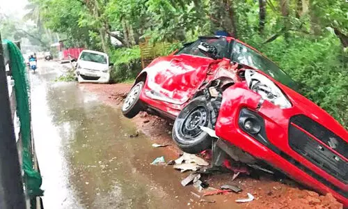 കാറുകൾ കൂട്ടിയിടിച്ചു കാറുകൾ കൂട്ടിയിടിച്ചു
