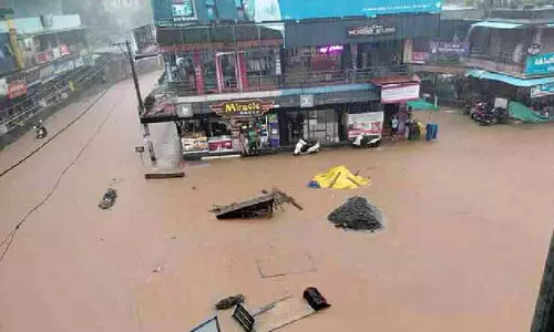 വെള്ളത്തിൽ മുങ്ങി തിരുവമ്പാടി ടൗണിലെ റോഡുകൾ