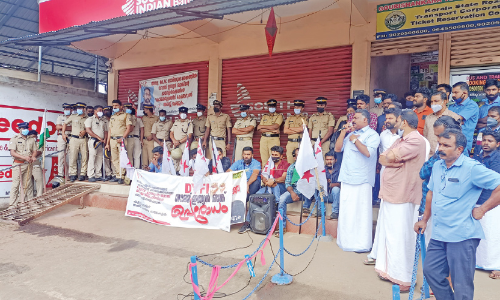 അഭിഭാഷകന്‍റെ ആത്മഹത്യ; പുൽപള്ളിയിൽ സമരം തുടരുന്നു