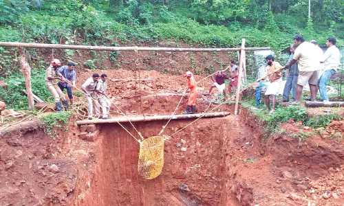 കിണറ്റിലിറങ്ങിയ വിദ്യാര്‍ഥി തിരിച്ചുകയറാനാവാതെ കുടുങ്ങി