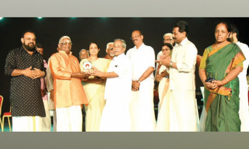 കൂ​ട​ല്‍മാ​ണി​ക്യം ഉ​ത്സ​വം: മാ​ണി​ക്യ​ശ്രീ പു​ര​സ്കാ​രം സ​മ്മാ​നി​ച്ചു