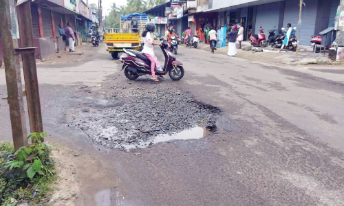 റോ​ഡി​ന് ന​ടു​വി​ൽ കു​ഴി; അ​പ​ക​ട ഭീ​തി​