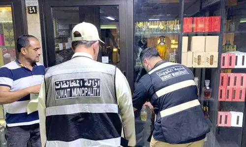 സൂഖ് മുബാറകിയയിലെ 14 കടകൾ അടപ്പിച്ചു