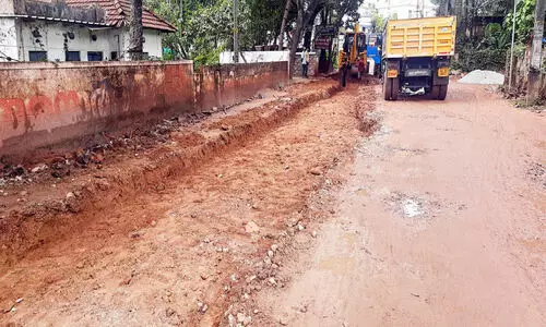 റോഡ് പുനർനിർമാണം ഇഴയുന്നു; ജനം ദുരിതത്തിൽ