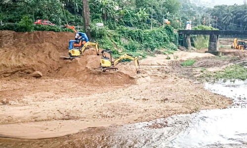 ക​ഴു​തു​രു​ട്ടി ത​ട​യ​ണ​യി​ലെ മ​ണ്ണ് നീ​ക്കി​ത്തു​ട​ങ്ങി