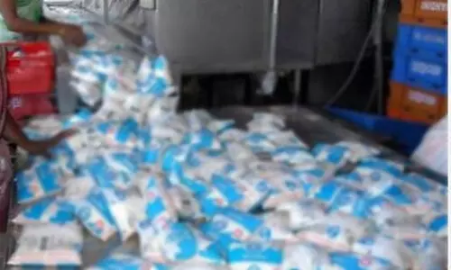 ഭക്ഷ്യസുരക്ഷ മാനദണ്ഡങ്ങൾ പാലിക്കുന്നില്ല; നിരോധിത കവര്‍പാൽ അതിർത്തി കടന്നെത്തുന്നു