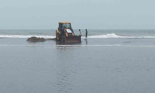 ഇ​ട​വ- ന​ട​യ​റ കാ​യ​ലി​ലെ കാ​പ്പി​ൽ പൊ​ഴി മു​റി​ച്ചു​വി​ടു​ന്നു